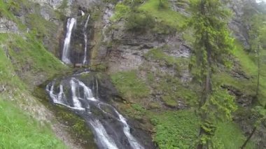 Dağlarda şelale ve doğa yürüyüşü