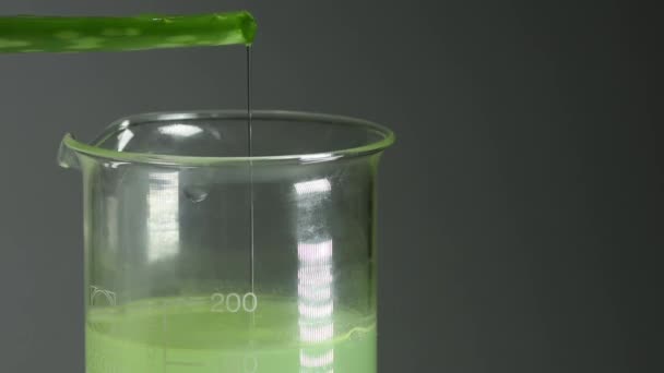 芦荟凝胶滴在一个装药品的玻璃瓶里 — 图库视频影像