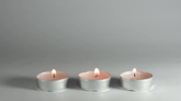 冬天的时候 三支蜡烛相邻在一起的电影图 — 图库视频影像