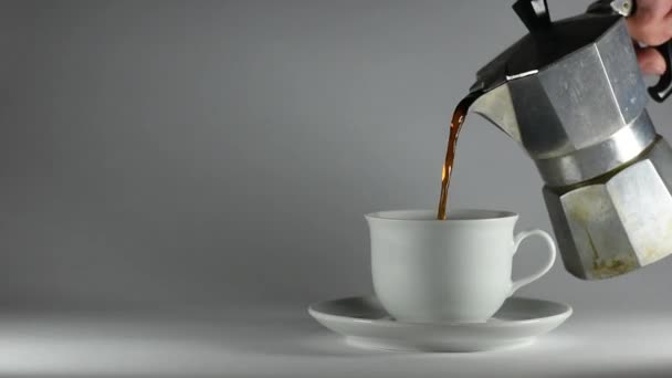 Oude Koffiepot Gieten Voor Het Ontbijt Het Bedrijf — Stockvideo