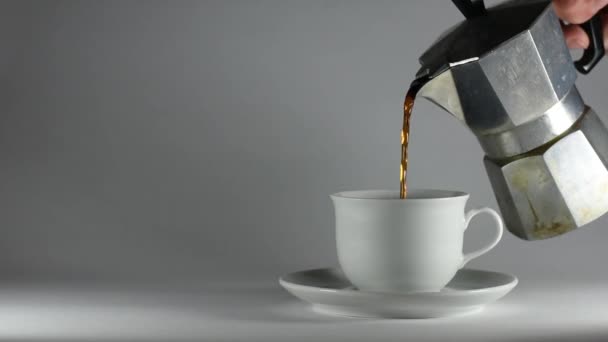 电影中的老咖啡壶 当倒入早晨 — 图库视频影像