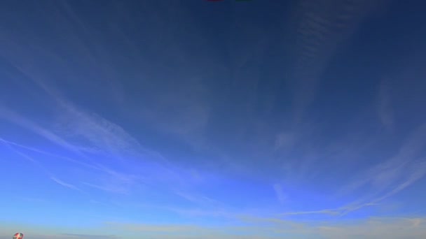 在蓝天和阳光下热气球飘扬 — 图库视频影像