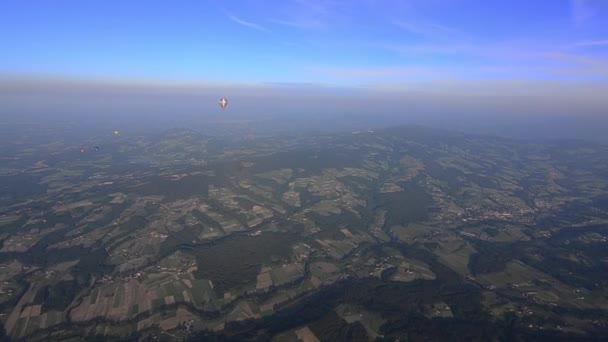 Weite Landschaft Heißluftballonfahren Mit Blauem Himmel — Stockvideo