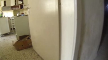 Terk edilmiş piyano çiftliği giriş penceresi