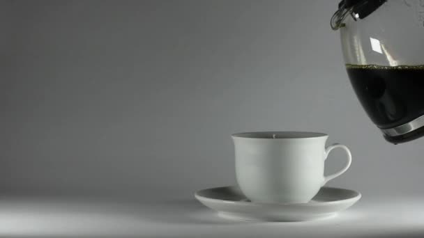Glazen Koffiepot Gieten Van Grijze Achtergrond — Stockvideo