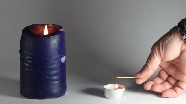 点燃蜡烛时 用火柴慢慢地移动 — 图库视频影像
