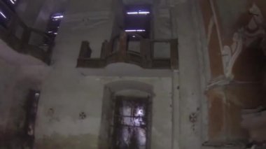 Kırsalda kilisesi olan terk edilmiş bir kale.