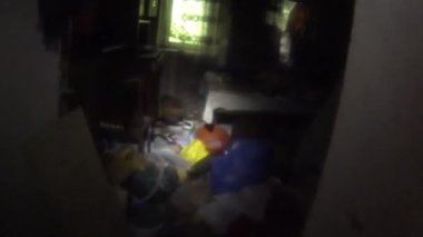 Terk edilmiş bir evin bekleme odasında bir sürü nesne var.