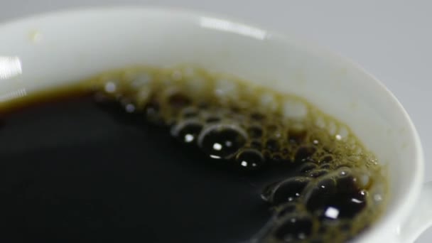 Koffie Druppels Een Kopje Macro Uitzicht — Stockvideo