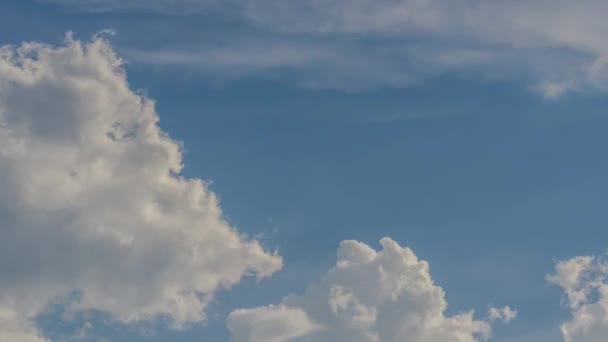 Yazın Gökyüzünde Küçük Bulutlar — Stok video