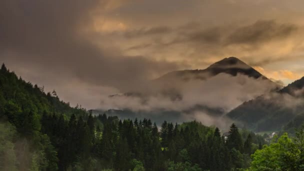 Lapso Tempo Montanhas Com Nuvens Entardecer Nas Montanhas — Vídeo de Stock
