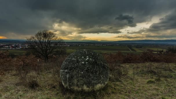 Time Lapse Pierre Balles Avec Des Nuages Dans Une Réserve — Video