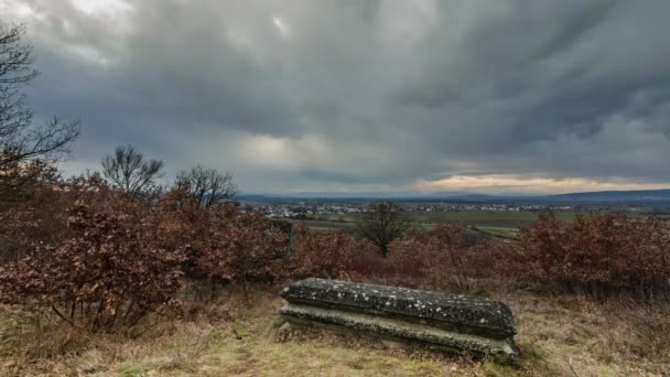 Temps Écoulé Cercueil Pierre Avec Des Nuages Dans Une Réserve — Video