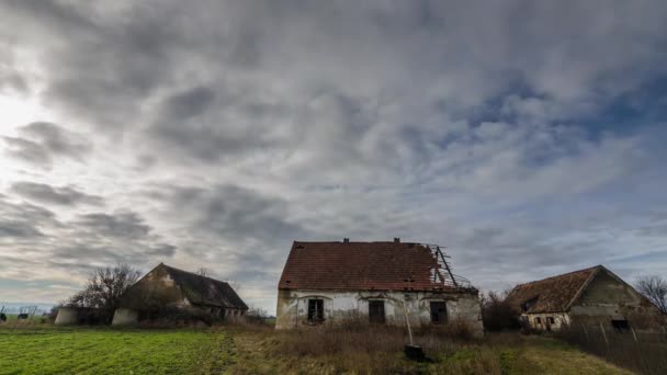 Lapso Tempo Fazenda Abandonada Com Nuvens Céu — Vídeo de Stock