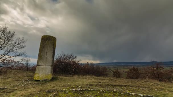 Escultura Piedra Lapso Tiempo Nubes Lluvia Una Reserva Natural — Vídeos de Stock