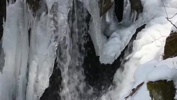 Cascada Congelada Movimiento Invierno Las Montañas — Vídeo de stock