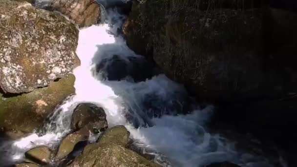 Скалы Возле Течения Движением Зимой Горах — стоковое видео