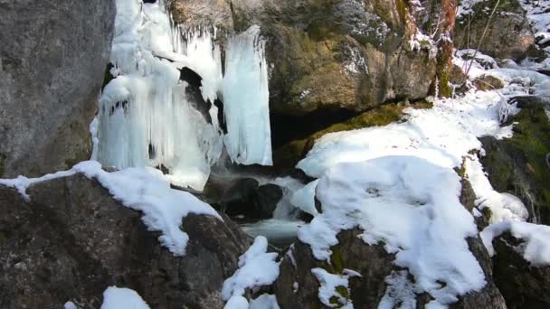 Скалы Льдом Водопаде Зимой Горах — стоковое видео