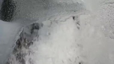 Kışın dağlardaki bir şelalede buzdan yapılmış yuvarlak şemsiye.