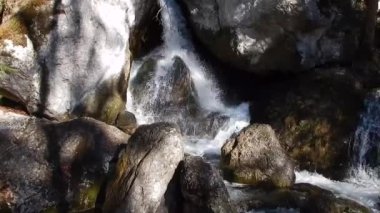 İlkbaharda yürüyüş yaparken doğada birçok küçük şelale