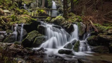 İlkbaharda yürüyüş yaparken su manzarası ve köprüyle zaman aşımı