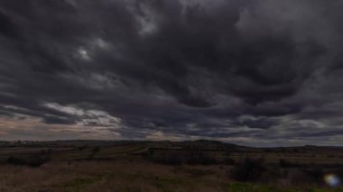 Gökyüzünde kalın yağmur bulutları olan hiperhızlandırılmış şarap manzarası