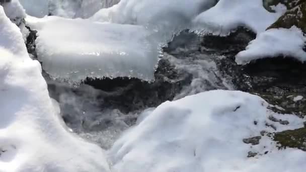 Παγωμένο Καταρράκτη Ενώ Πεζοπορία Στα Βουνά Και Χειμώνα — Αρχείο Βίντεο