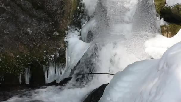 Καταρράκτη Χιόνι Και Πάγο Κίνηση Ενώ Πεζοπορία Χειμώνα — Αρχείο Βίντεο