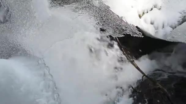 Kışın Yürürken Buz Örtülü Şelale — Stok video