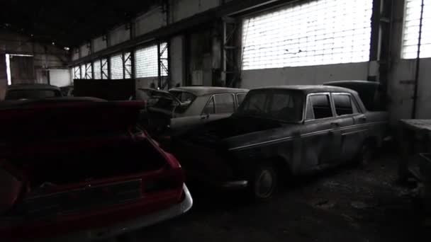 Colorful Old Cars Abandoned Workshop Hall — Stock Video