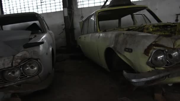 Κατεδαφισμένα Αυτοκίνητα Εγκαταλελειμμένη Αίθουσα Συνεργείου — Αρχείο Βίντεο