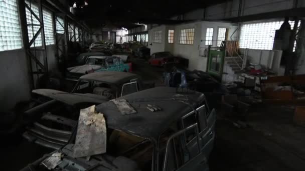 Gran Taller Abandonado Con Muchos Coches — Vídeos de Stock