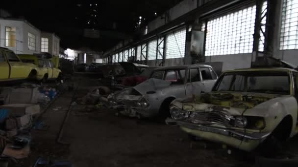 Wiele Zniszczonych Samochodów Dużym Warsztacie Oknami — Wideo stockowe