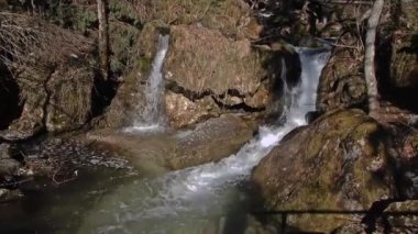 İki şelale yazın yürüyüş yaparken doğada havuzlar var.
