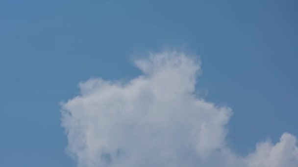 Временные Облака Образуются Голубом Небе Летом — стоковое видео