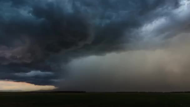 時間の経過雷雨と平らな風景と動きの厚い雲 — ストック動画