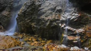 Yaz tatilinde dağlarda yürüyüş yaparken güzel bir şelale.