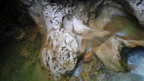 Klarer Wasserfall Mit Ausgewaschenen Felsen Beim Wandern Den Bergen — Stockvideo