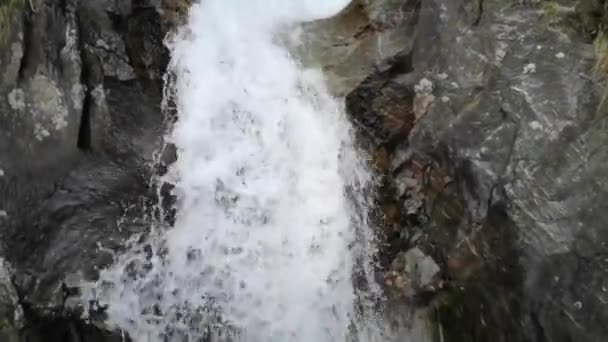 Piękny Wodospad Wąwozu Górach Podczas Wędrówki Latem — Wideo stockowe