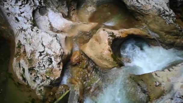 Cascada Clara Cámara Lenta Con Rocas Lavadas Mientras Camina Por — Vídeo de stock