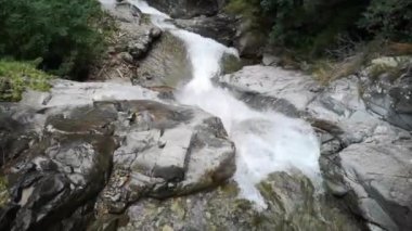 Dağlarda kayalıkları olan şelale Yürürken tepe manzarası