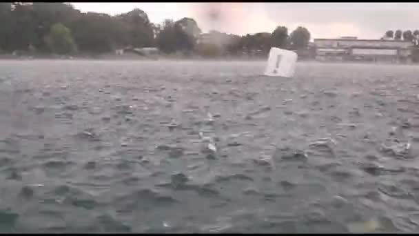 夏に湖でダイビングしながら雨を注ぐ — ストック動画