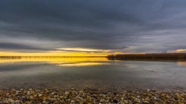 Donmuş gölde gün batımını hızlandırır Baharda renkli taşlarla