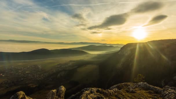 時間経過太陽と霧と雲の谷の広い景色をハイキングしながら — ストック動画
