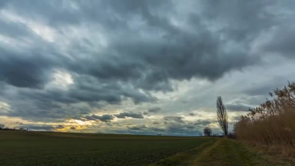 Paisaje Lapso Tiempo Con Nubes Lluvia Oscura Atardecer Mientras Camina — Vídeos de Stock