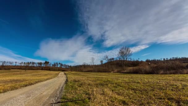 Caminho Lapso Tempo Com Nuvens Montanha Árvores Céu Azul Enquanto — Vídeo de Stock