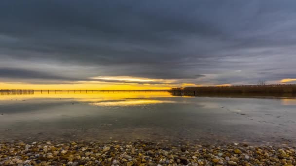 Zeitraffer Sonnenuntergang Auf Dem Gefrorenen See Mit Farbigen Steinen Frühling — Stockvideo