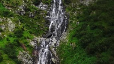 Yazın dağlarda yürüyüş yaparken dağlarda inanılmaz büyük bir şelale. 