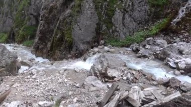 Temiz bir dağ deresi ve Avustralya 'da tatilde bir vadide harika bir şelale