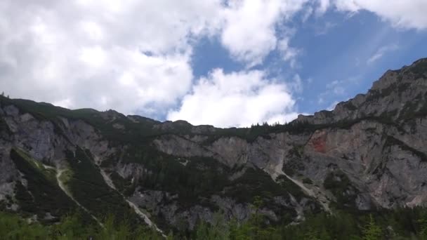 Hoge Groene Bergen Uitzicht Een Vallei Met Wolken Aan Hemel — Stockvideo